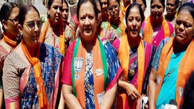 बीजेपी उम्मीदवार दर्शना विक्रम जरदोष (Photo: Twitter)