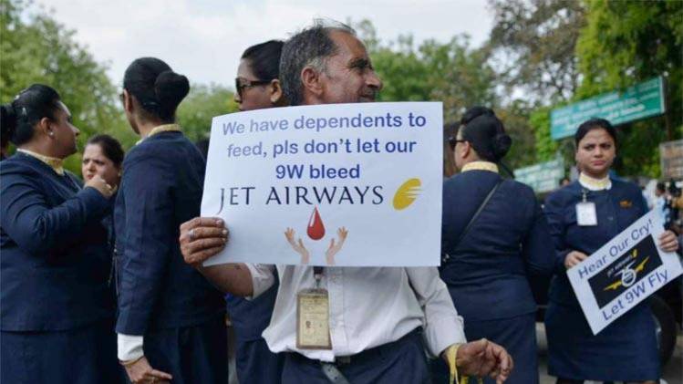 जेट एयरवेज के कर्मचारी लगातार कर रहे हैं प्रदर्शन