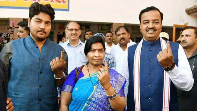 केशव प्रसाद मौर्य बेटे योगेश मौर्य के साथ