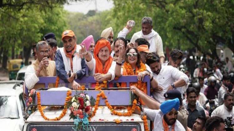 रोड शो के दौरान किरण खेर