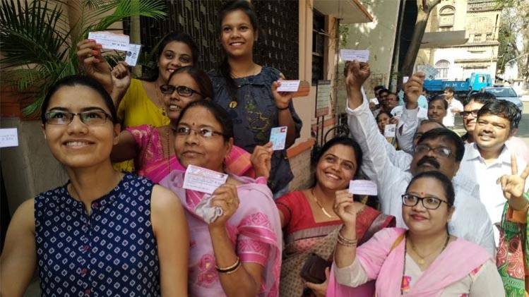 पहले चरण के लिए वोटिंग करते मतदाता (फोटो-मदन प्रसाद)