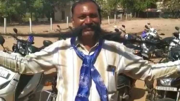 2.5 फीट लंबी मूंछ वाला उम्मीदवार बनासकांठा से आजमा रहा किस्मत (फोटो-गोपी)