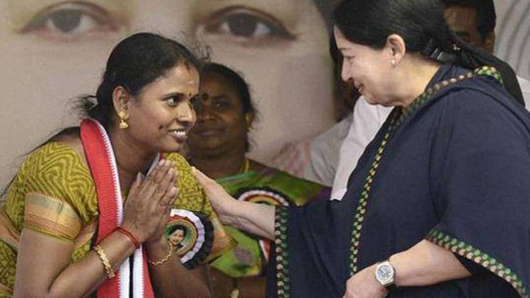 तत्कालीन मुख्यमंत्री जयललिता के साथ सांसद मारागाथम (फेसबुक फोटो)