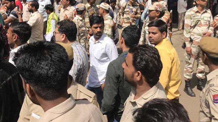 मायापुरी में सीलिंग करने गई टीम पर पत्थरबाजी