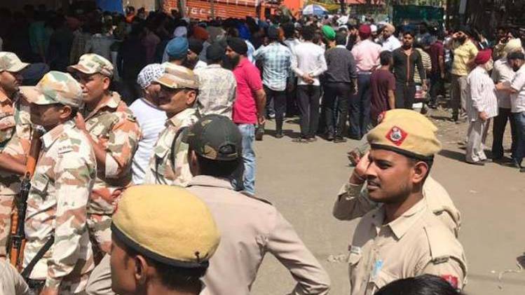 मायापुरी में शनिवार को दिन भर माहौल तनाव पूर्ण रहा. (फोटो-TWITTER/Kanwarjit Singh)