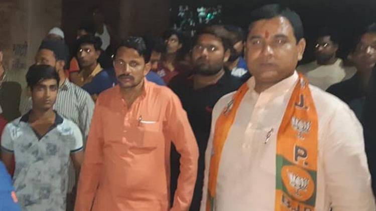 गाजियाबाद के लोनी में बीजेपी विधायक ने बंद कराई मीट की दुकानें (फोटो-अंकित यादव)