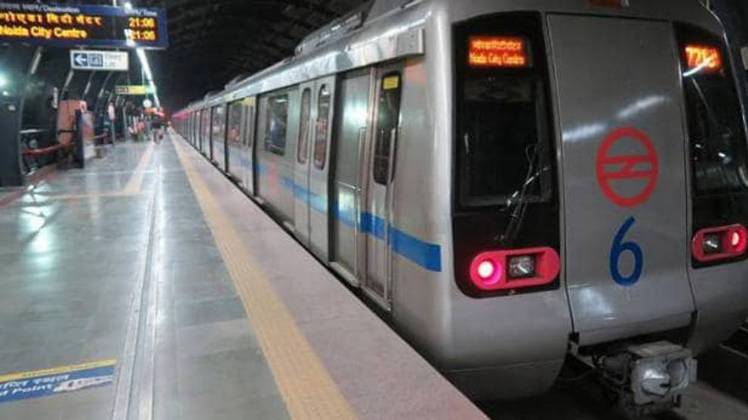 घायल महिला को उपचार के लिए अस्पताल ले जाया गया है (फाइल फोटो)