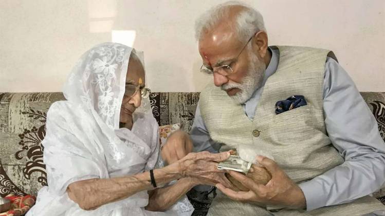 पीएम मोदी अपनी मां के साथ