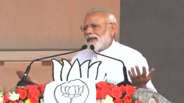 कोलकाता में रैली करते हुए प्रधानमंत्री नरेंद्र मोदी