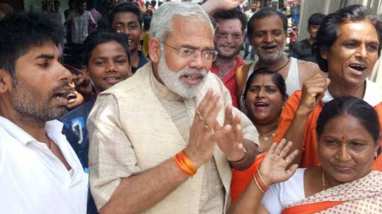 चुनाव प्रचार के दौरान अभिनंदन पाठक(फोटो- हरीश कांडपाल)