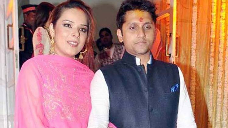 पत्नी उदिता गोस्वामी के साथ मोहित सूरी 