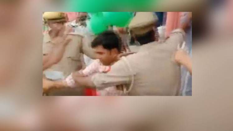 बीजेपी कार्यकर्ताओं ने पोलिंग बूथ पर चुनावकर्मी को पीटा