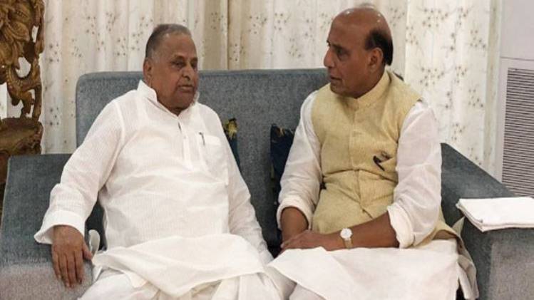 मुलायम सिंह का हालचाल जानते हुए राजनाथ (फोटो- ट्विटर)