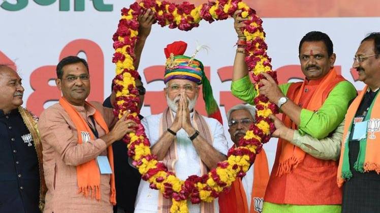 गुजरात की रैली में नरेंद्र मोदी