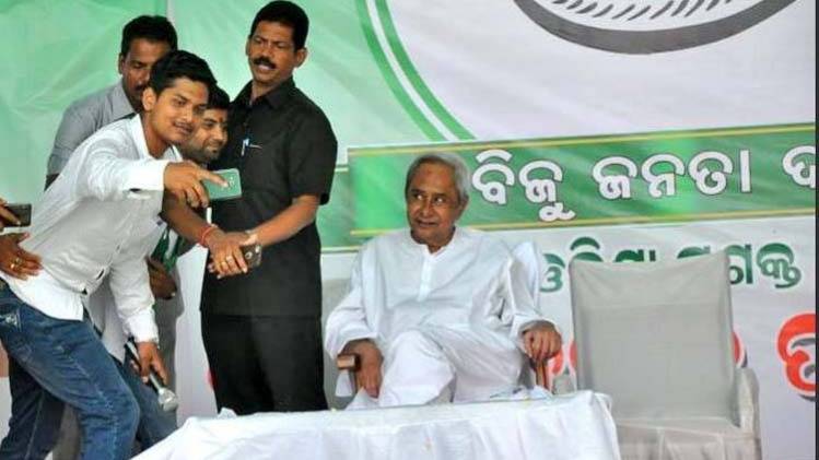 ओडिशा में चुनाव प्रचार के दौरान सीएम नवीन पटनायक (फोटो-twitter/bjd_odisha)