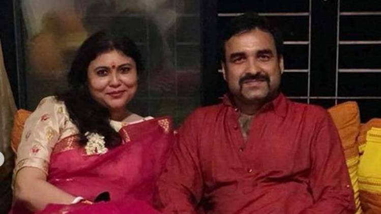 पंकज त्रिपाठी अपनी पत्नी के साथ