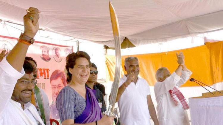 प्रियंका ने लहराई मंच पर तलवार