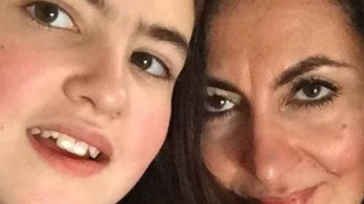 लालेह शरावेश बेटी के साथ