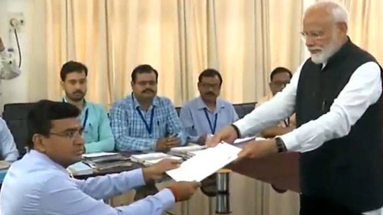 प्रधानमंत्री मोदी ने किया नामांकन (फोटो- Twitter/@BJP4India)