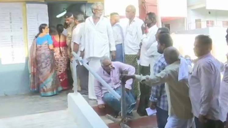 मतदान के लिए कतार में खड़े लोग (ANI)