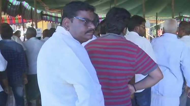 मतदान के लिए कतार में लगे लोग (ANI)