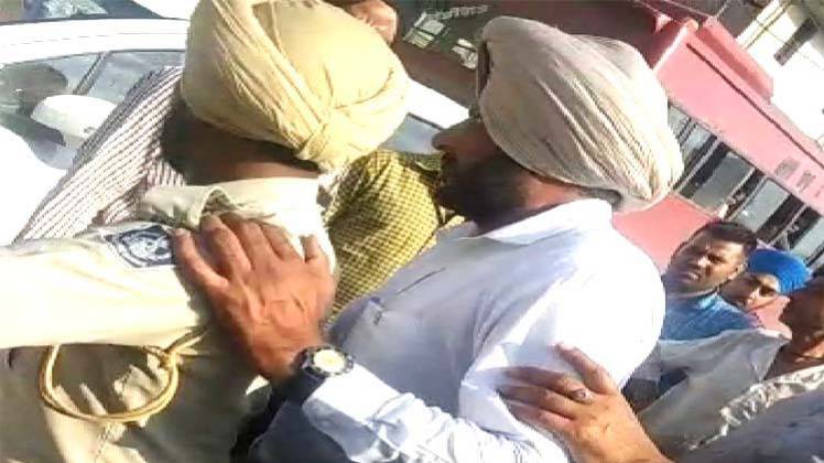 सफेद शर्ट में आरोपी (फोटो-aajtak.in)