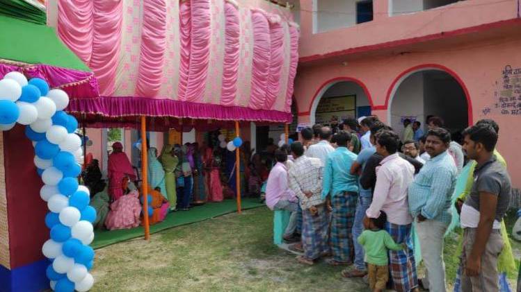 पूर्णिया में मतदाताओं की लंबी कतारें (Photo: Twitter)