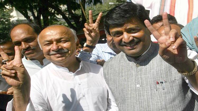 सुशील कुमार शिंदे और अशोक चव्हाण (फोटो-रॉयटर्स)