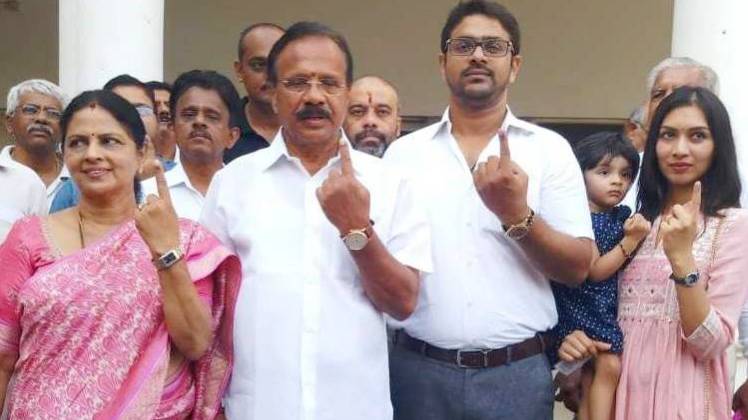 परिवार के साथ मतदान करने पहुंचे केंद्रीय मंत्री सदानंद गौड़ा