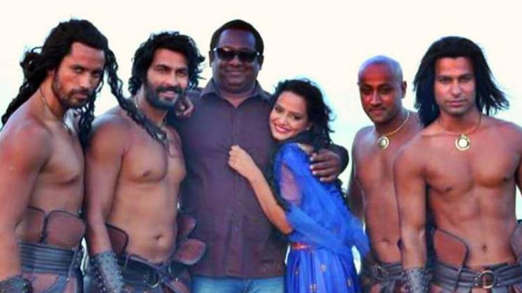 टीम मेंबर संग सायरा खान  PHOTOS- Twitter