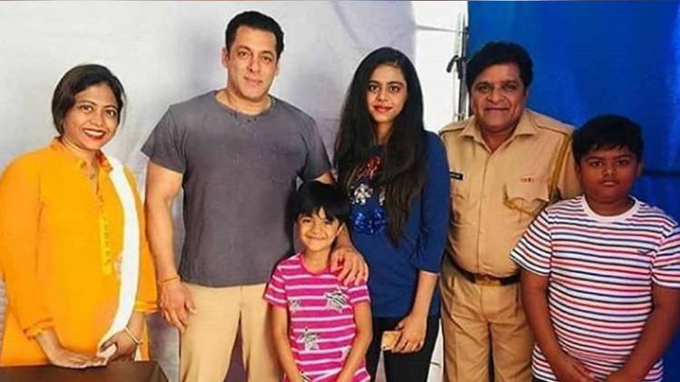 सलमान खान के साथ अली बाशा और उनका पर‍िवार 