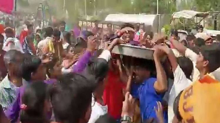 मंच के नीचे लोगों में समोसे को लेकर होड़ लग गई