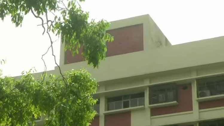 नई दिल्ली में शास्त्री भवन में आग लग गई है. 