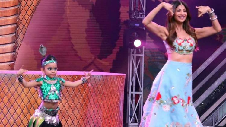 शिल्पा शेट्टी स्टेज पर कंटेस्टेंट रुपसा के साथ (फोटो: इंस्टाग्राम)