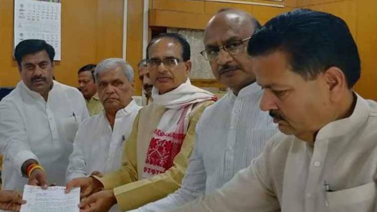 चुनाव आयोग में डीएम के खिलाफ शिवराज ने की शिकायत (फोटो-रवीश)