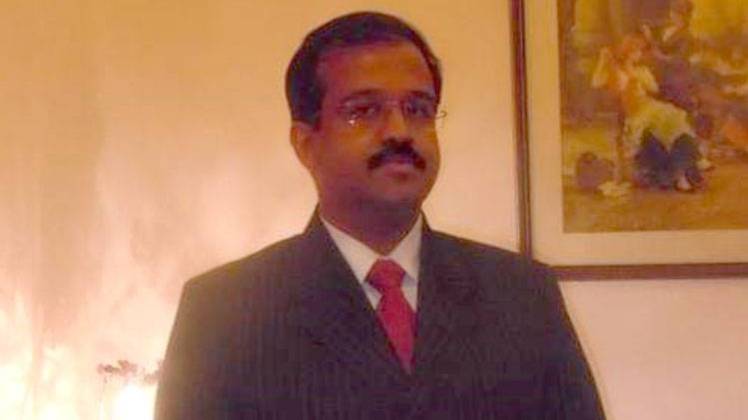 जीवीएल नरसिम्हा पर जूता फेंकने वाला शख्स.