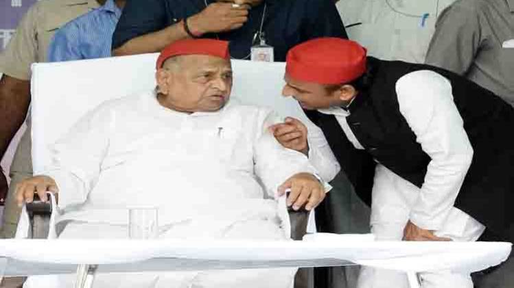 मुलायाम सिंह से बात करते अखिलेश यादव.(FILE)