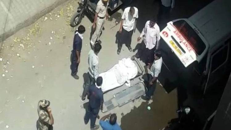 दिन के करीब 11:57  मिनट पर व्यक्ति ने खुदकूशी की