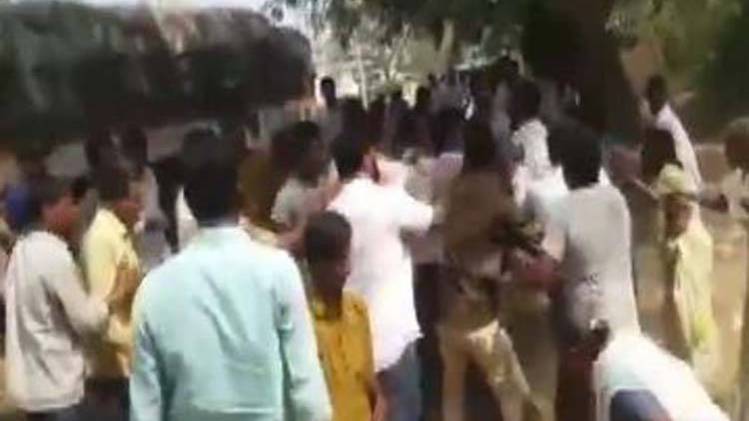 आंध्र प्रदेश के पुथलापट्टू में TDP और YSRCP कार्यकर्ता भिड़ गए. (फोटो-ANI)