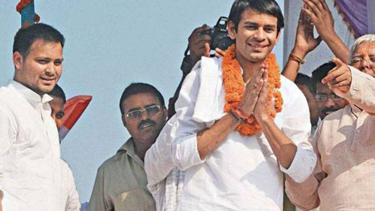 तेजस्वी और लालू यादव के साथ तेजप्रताप यादव (फोटो-इंडिया टुडे आर्काइव)