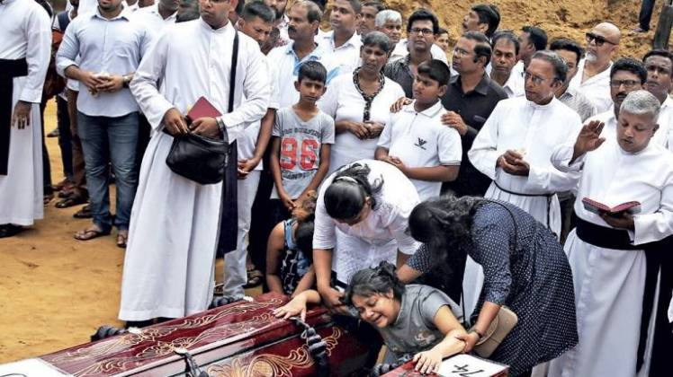 शोक में डूबा देश थके-मांदे पादरियों ने श्रीलंका में कफन-दफन की रस्म अदायगी पूरी की