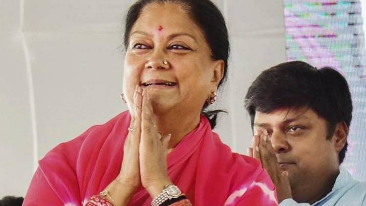 वसुंधरा राजे और उनके बेटे दुष्यंत सिंह (PTI)