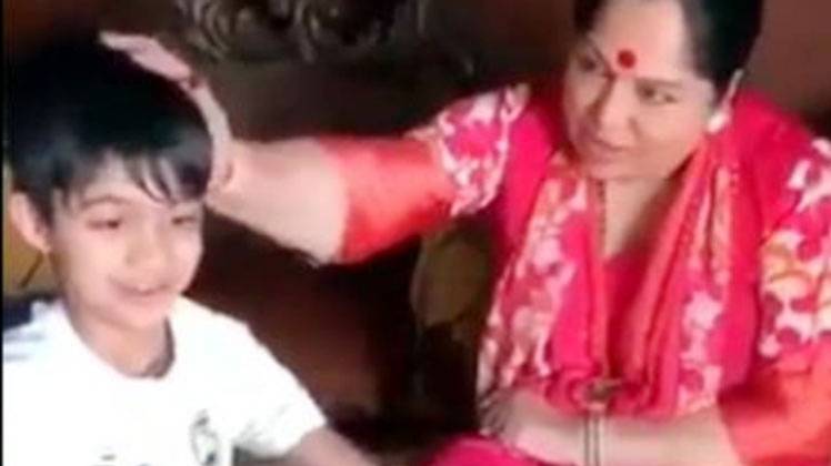 शिल्पा शेट्टी के बेटे वियान ने नानी के दबाए पैर. 