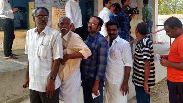 पहले चरण के ल‍िए मतदान (Photo : ANI)