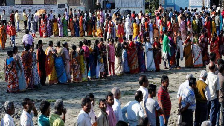 मतदान करते हुए लोग