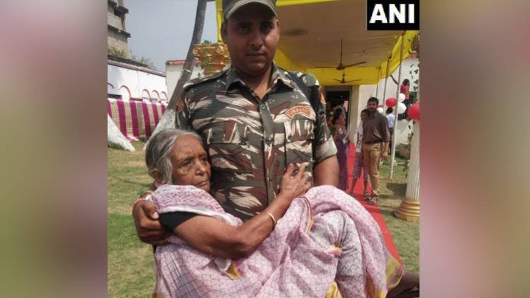 भागलपुर में 90 साल की मह‍िला ने डाला वोट (Courtesy- ANI)