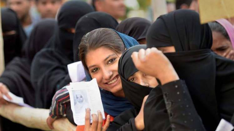 मतदान के लिए कतार में लगी महिलाएं (प्रतीकात्मक तस्वीर, PTI)