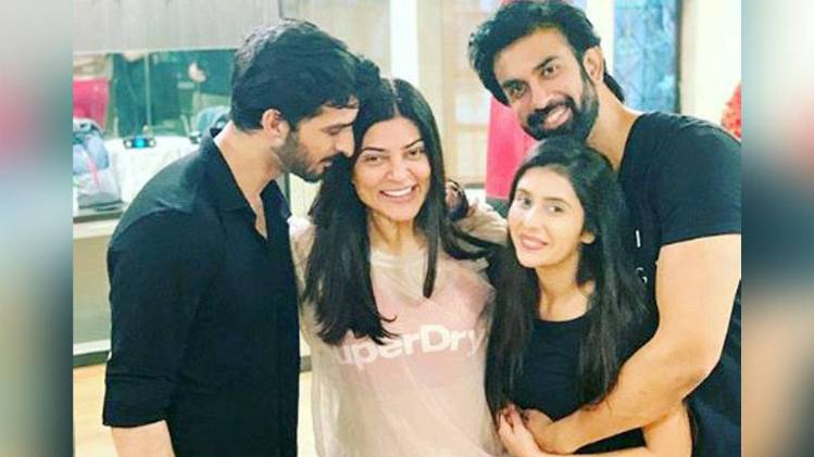 फैमिली संग सुष्मिता सेन 