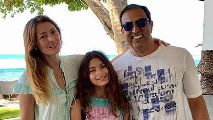 विंदू दारा सिंह अपनी फैमिली के साथ सोर्स इंस्टाग्राम