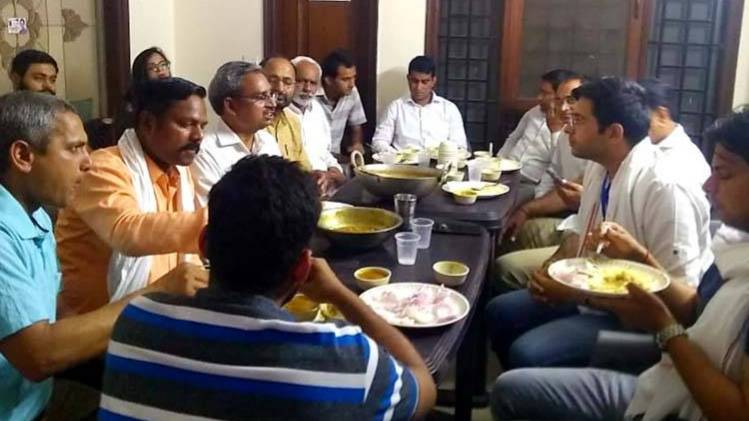 AAP नेता राघव चड्ढा का पार्टी कार्यकर्ताओं के साथ लंच 